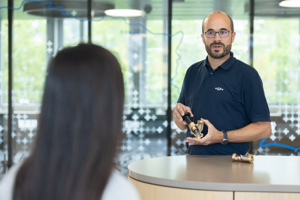 Matthias Walch erklärt die Funktion des JRG-LegioStop-Schrägsitzventils.